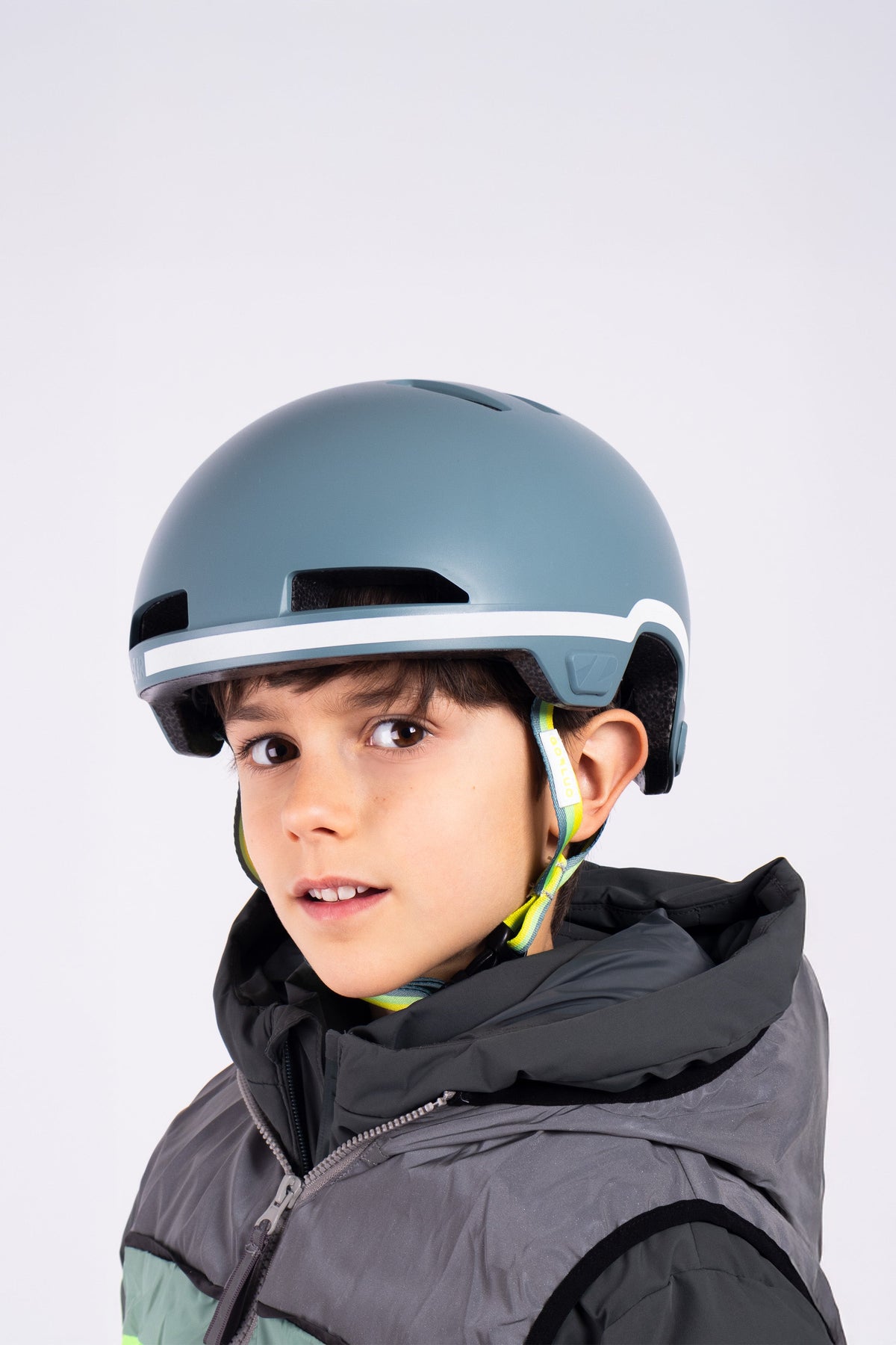 Maze helm khaki zijaanzicht